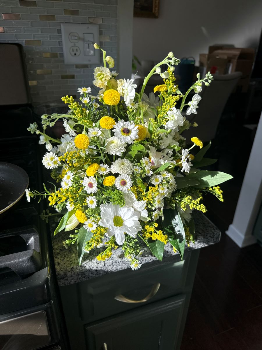 White and yellow daisy bouquet